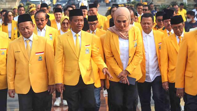 Bahlil Lahadalia (tengah)