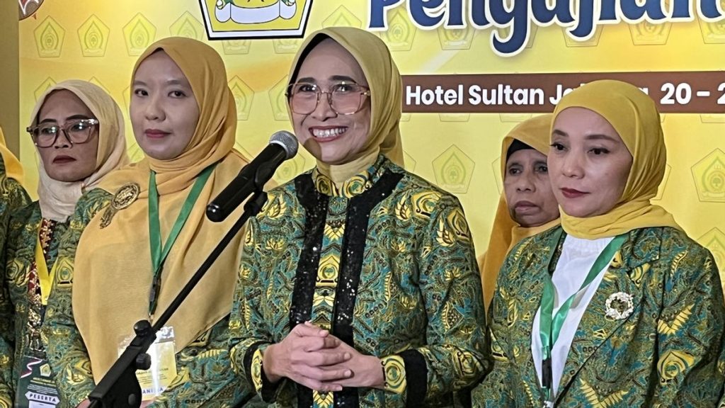 Ketua Umum DPP Pengajian Al Hidayah, Hetifah Sjaifudian (tengah)