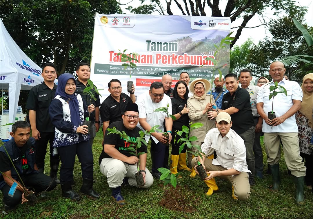 Budisatrio Djiwandono (duduk)