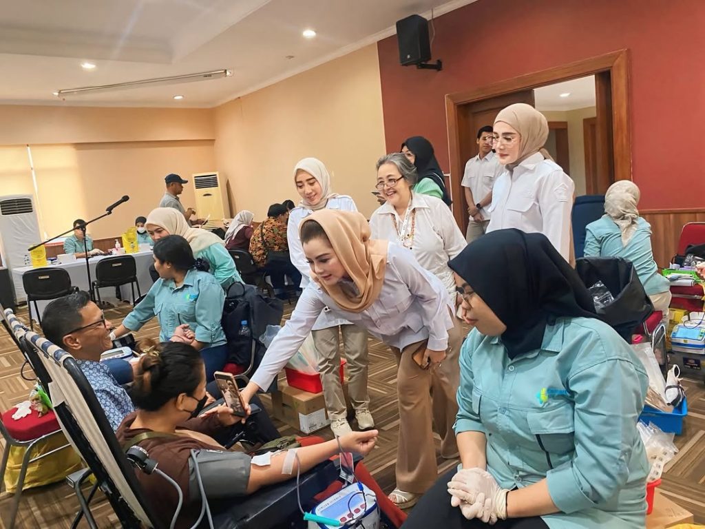 Novita Wijayanti (dua dari kanan)