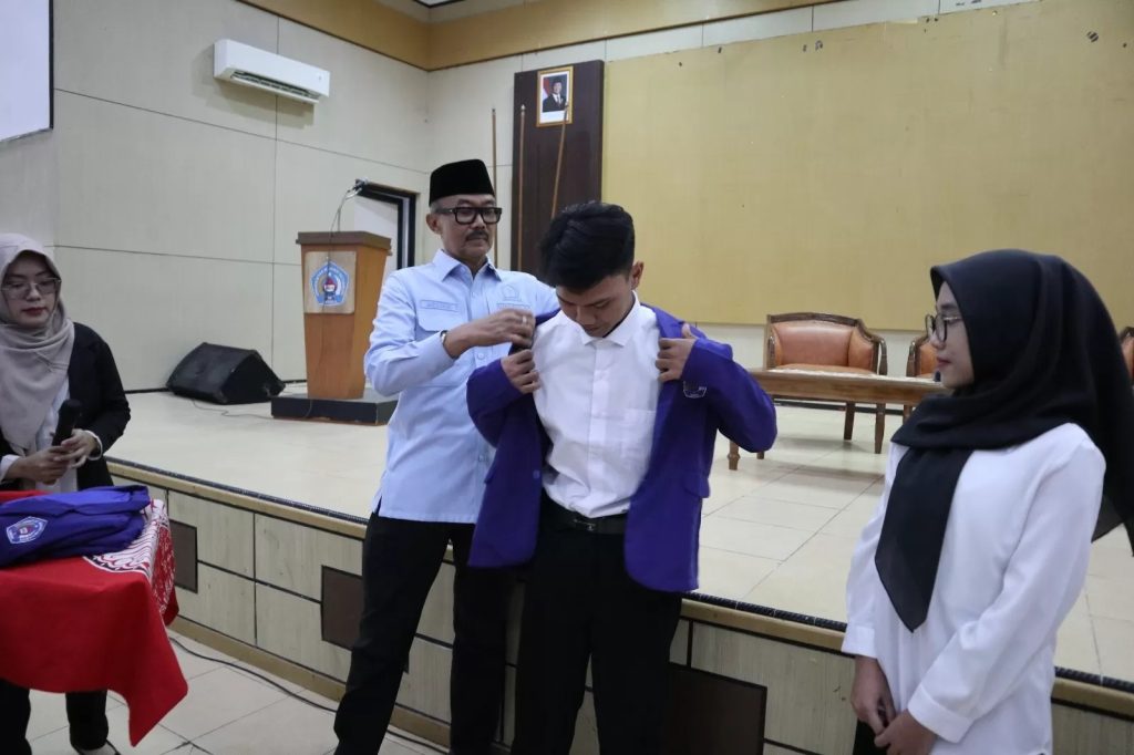 Agung Widyantoro (kedua dari kanan) bersama penerima beasiswa KIP Kuliah UMUS. Sumber foto : Humas UMUS Brebes.