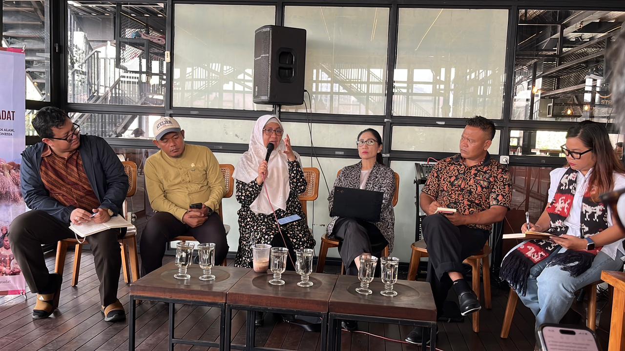 Diskusi Publik bertajuk “Ekonomi Kerakyatan dan Pengakuan Masyarakat Adat” yang diselenggarakan oleh Koalisi Kawal RUU Masyarakat Adat di SleepLess Owl, Jakarta Selatan, pada Rabu (8/10).