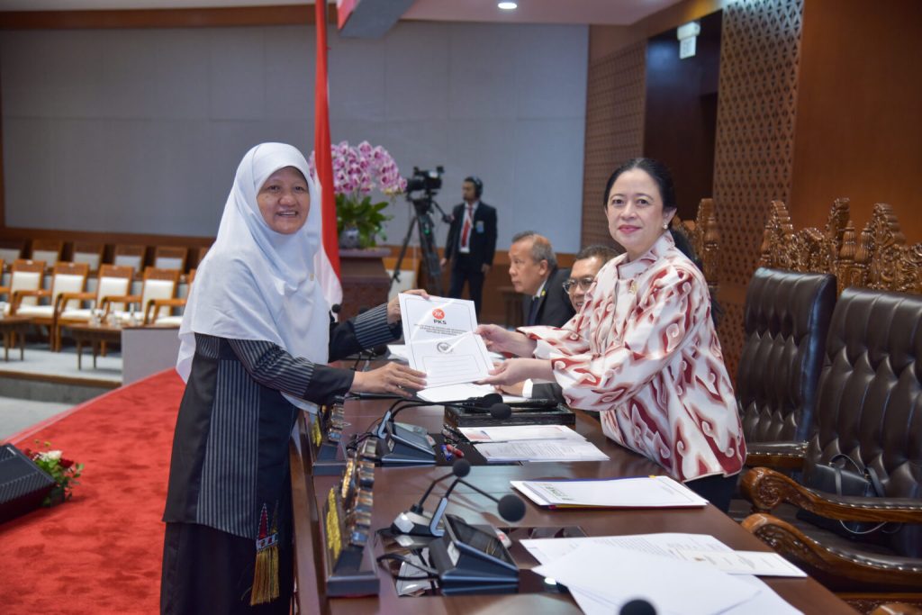 Reni Astuti PKS (Kiri)