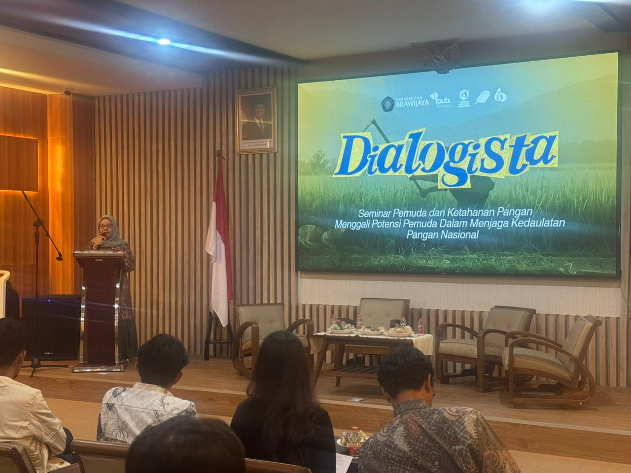 Kegiatan Dialogista bertema “Pemuda dan Ketahanan Pangan: Menggali Potensi Pemuda dalam Menjaga Kedaulatan Pangan Nasional” yang digelar Badan Eksekutif Mahasiswa Fakultas Pertanian Universitas Brawijaya (BEM FP UB) bekerja sama dengan Pemuda Inspirasi Nusantara (PIN), Jumat (7/11), di Aula Gedung Sentral FP UB, Malang.