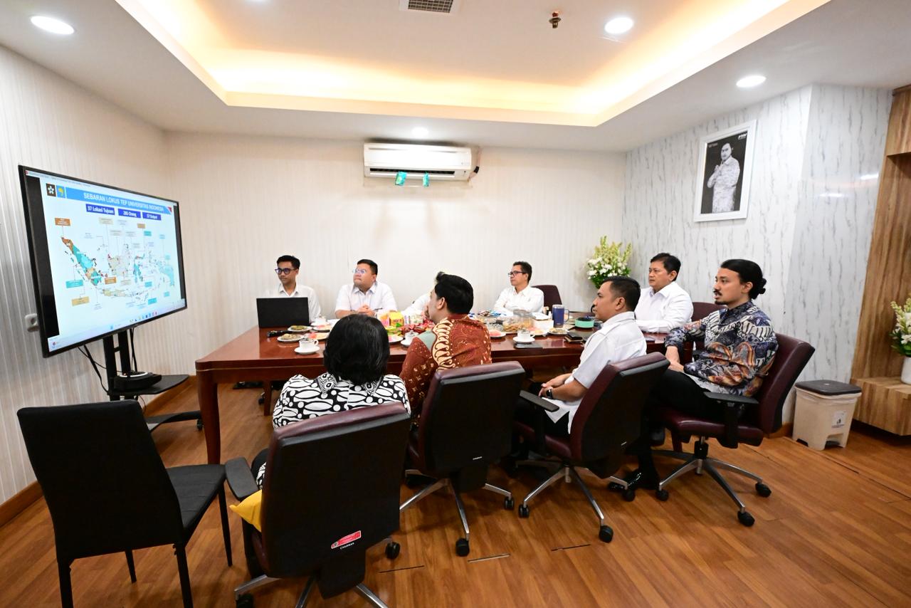 Wakil Menteri Transmigrasi Viva Yoga Mauladi saat menerima jajaran Pengurus Ikatan Alumni Universitas Indonesia (ILUNI) di Kantor Kementerian Transmigrasi, Kalibata, Jakarta, Kamis (27/11)