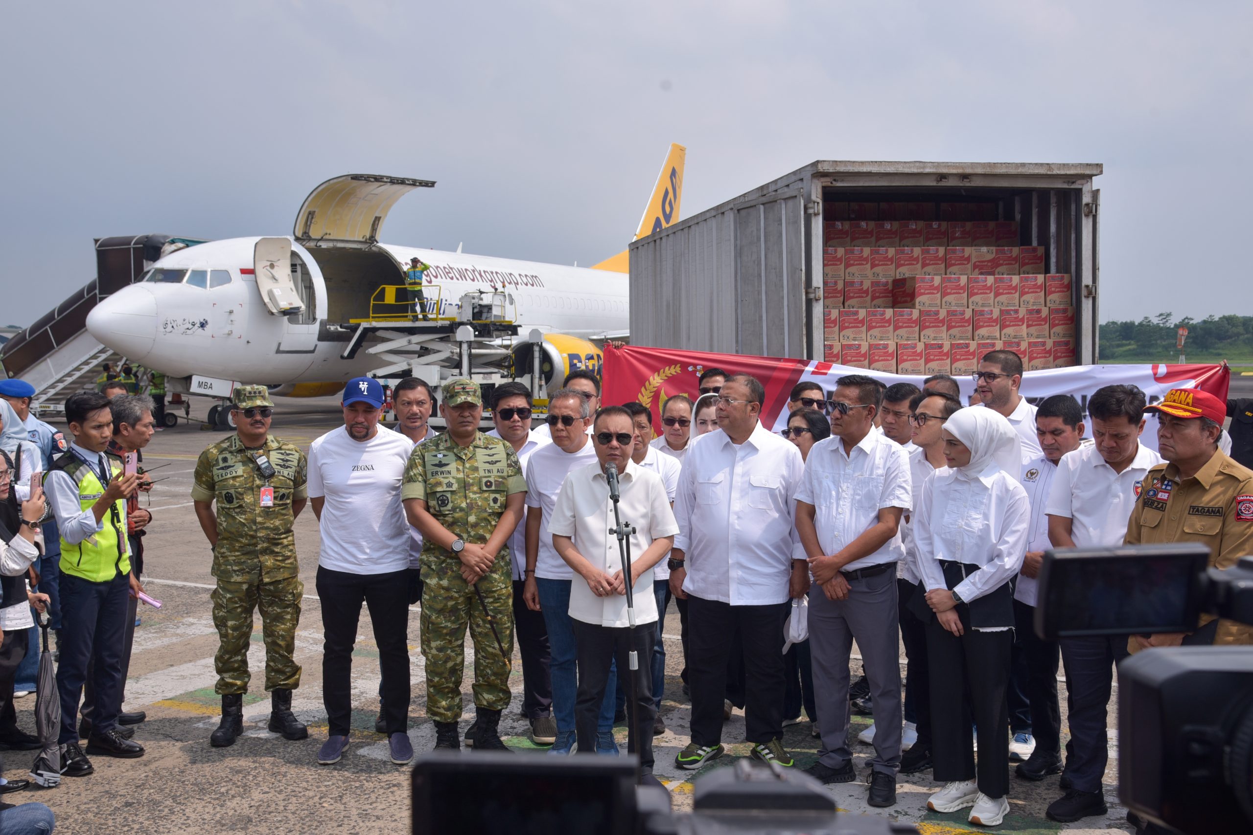 DPR menyerahkan bantuan logistik untuk didistribusikan melalui jalur udara ke berbagai daerah terdampak bencana di wilayah Pulau Sumatra pada Minggu 30 November 2025.