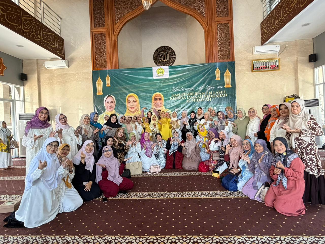 Khataman Qur'an dan Penyerahan Tali Asih DPP Pengajian Al-Hidayah.