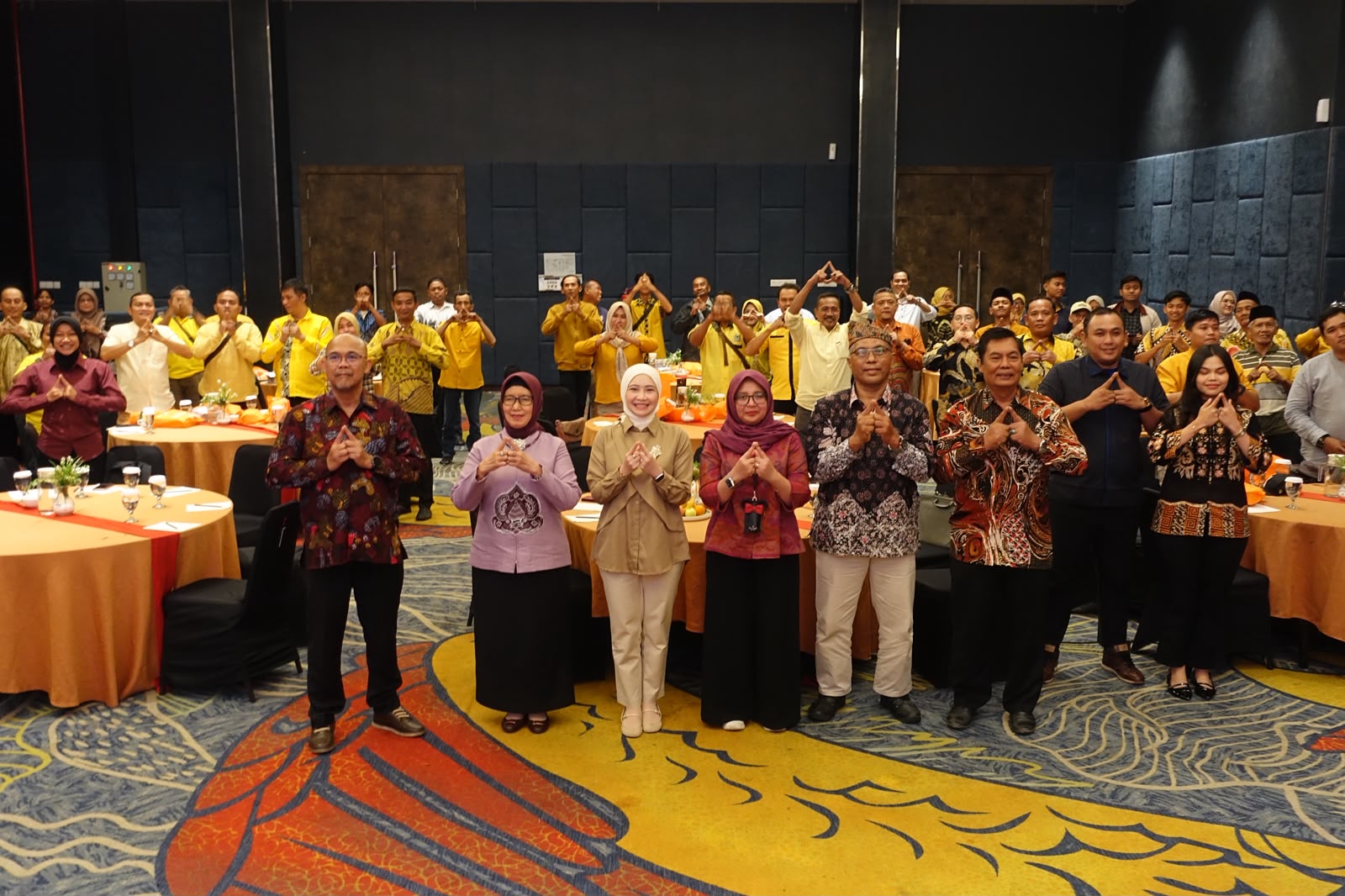 Anggota Komisi X DPR RI, Adela Kanasya Adies (tengah)