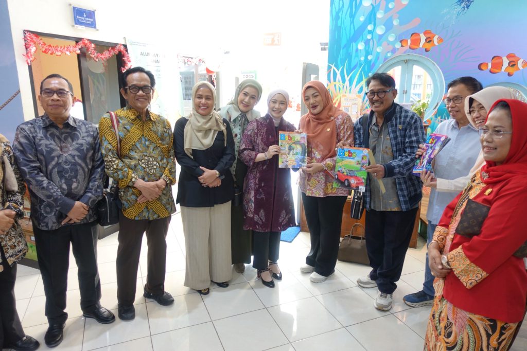 Adela Kanasya (keenam dari kiri) saat Kunjungan Kerja Spesifik di Jawa Timur, Kamis (20/08)