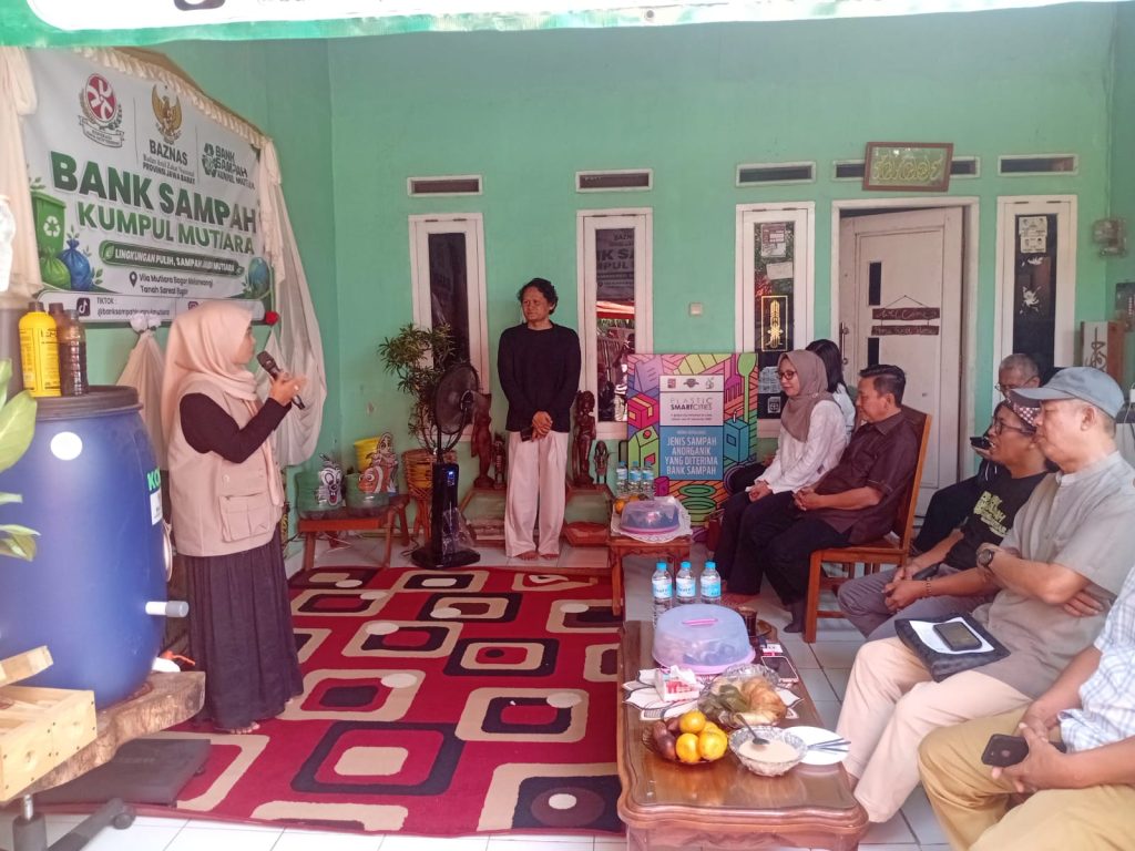 Direktur Bank Sampah Kumpul Mutiara, Indah Purwaningsih, saat menerima kunjungan Komisi III DPRD Bangka Barat di Sekretariat Bank Sampah Kumpul di Bogor pada Jum'at (28/08/2026)